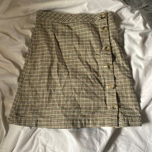 size 0 cute skirt with buttons